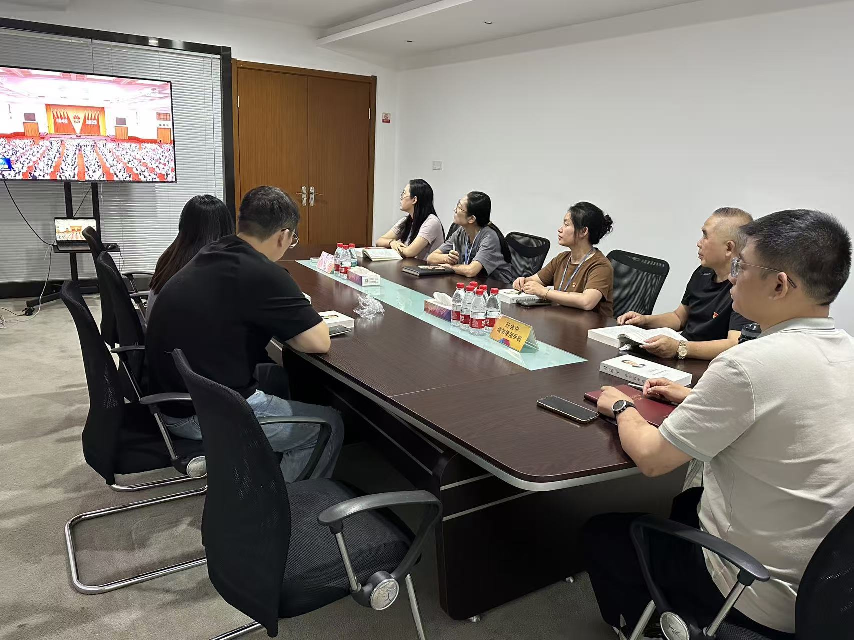 水晶城党支部开展10月党员固定活动