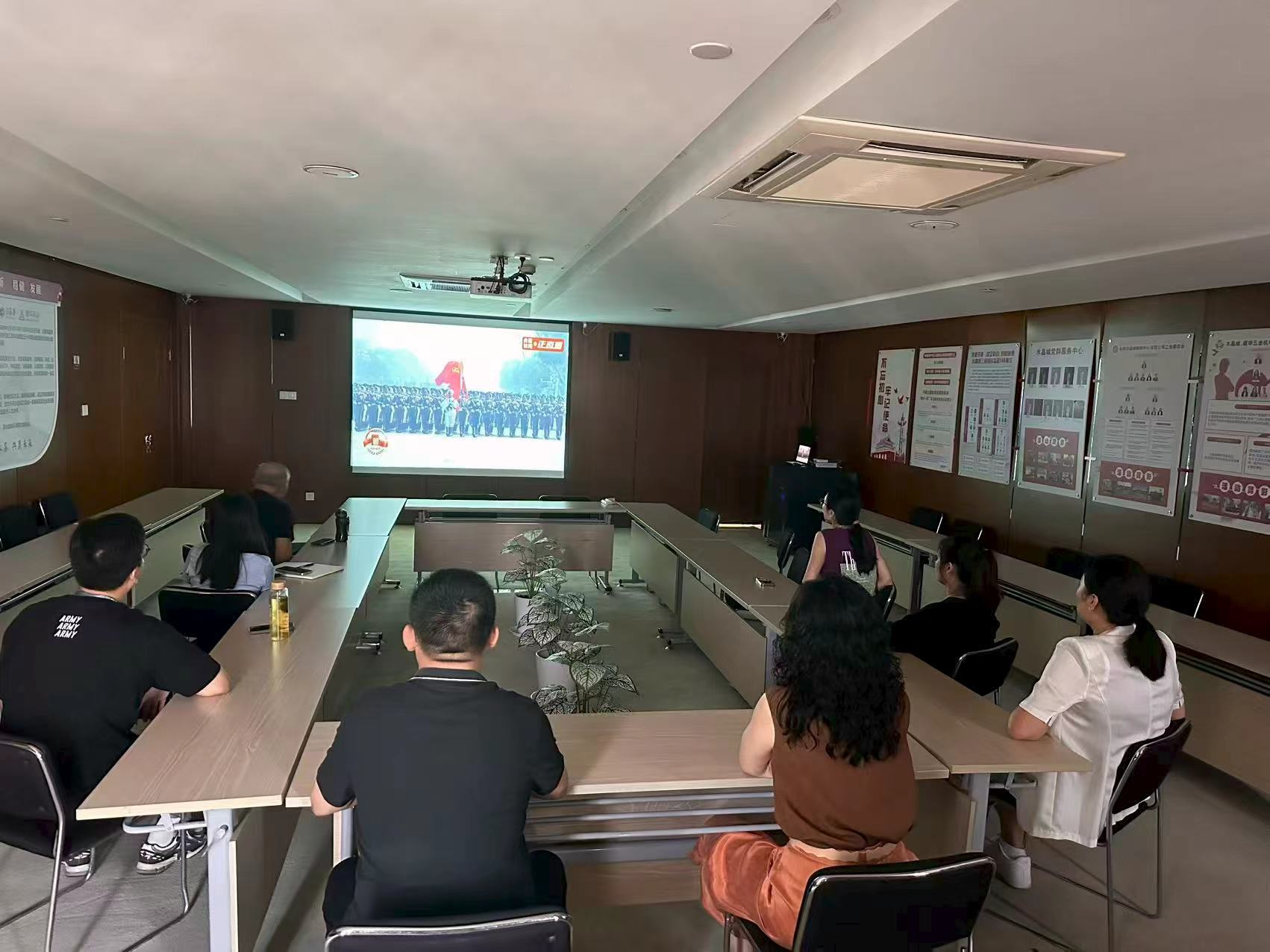 水晶城党支部组织党员观看九三阅兵